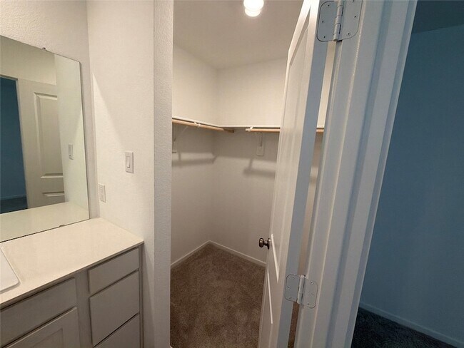 Building Photo - 930 Pertuso Ln