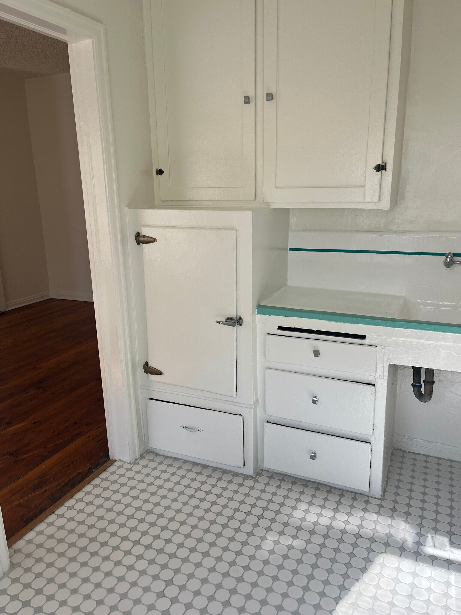 Building Photo - 545 S Hobart Blvd