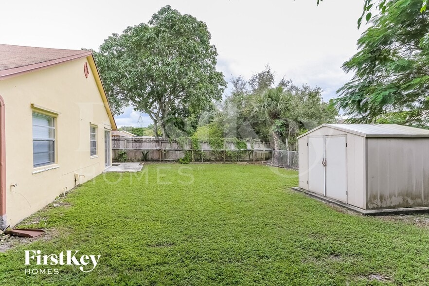 Building Photo - 9203 Southampton Pl