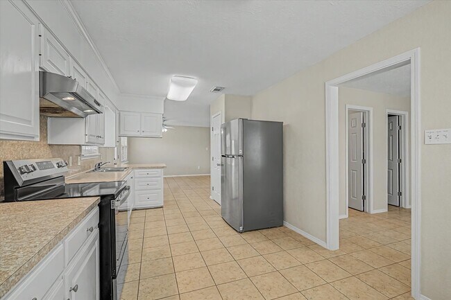 Building Photo - 827 Pickney Ave