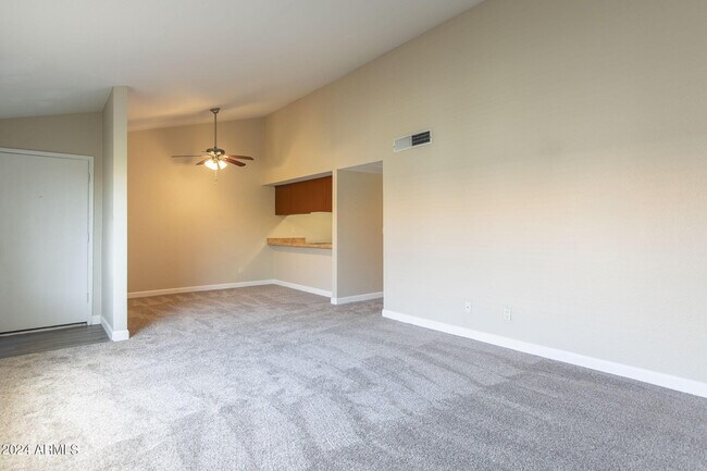 Building Photo - 1402 E Guadalupe Rd