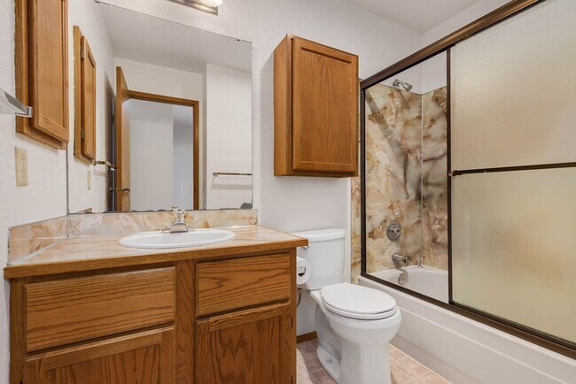 Building Photo - Beautifully Updated 2-Bedroom, 2-Bath Condo Near Downtown Kirkland