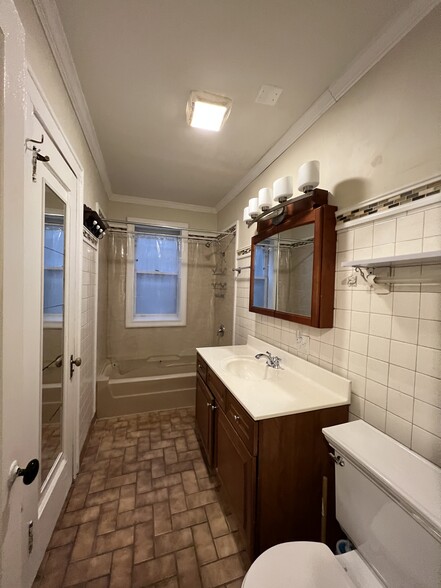 Building Photo - 6354 N Paulina St