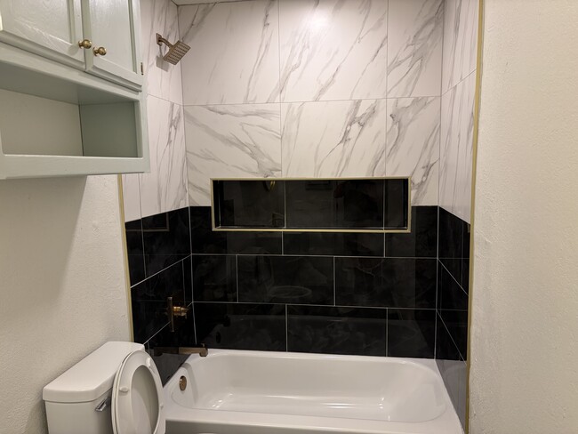 Building Photo - 272 Echo Ln