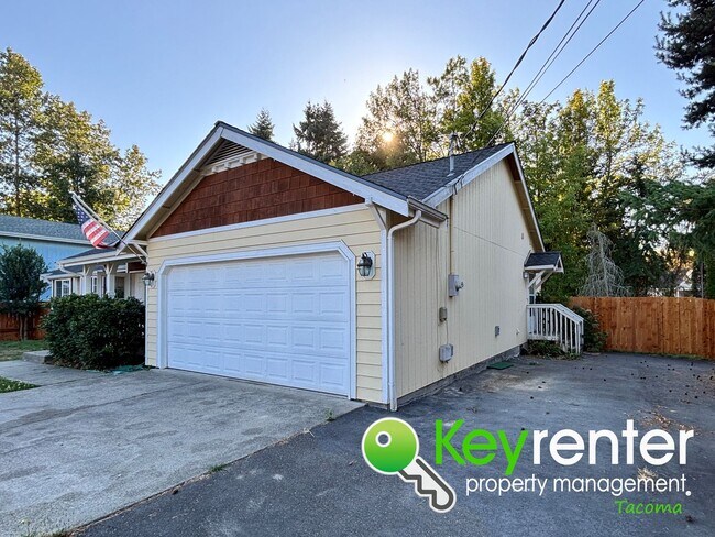 Building Photo - Beautiful 3 Bedroom Tacoma Craftsman Renta...