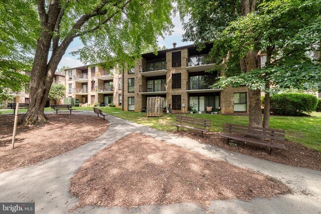 Building Photo - 2045 Royal Fern Ct