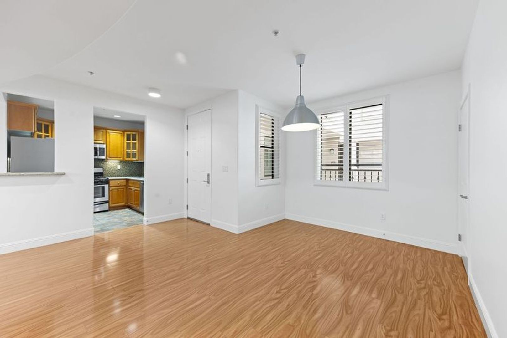 Building Photo - Modern 3 Bed, 2 Bath Condo for Lease – 1,320 Sq Ft – Prime Sherman Oaks Location