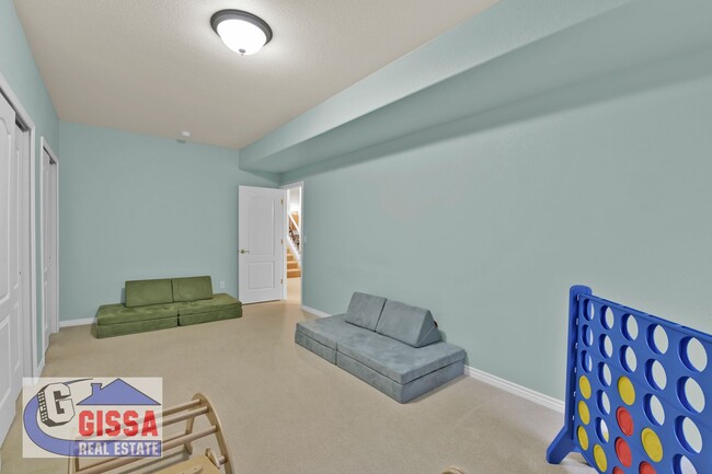 Building Photo - This stunning six-bedroom, three-and-a-hal...