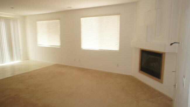 Building Photo - BEAUTIFUL 4 BEDROOM HOME IN GUARD GATED CO...