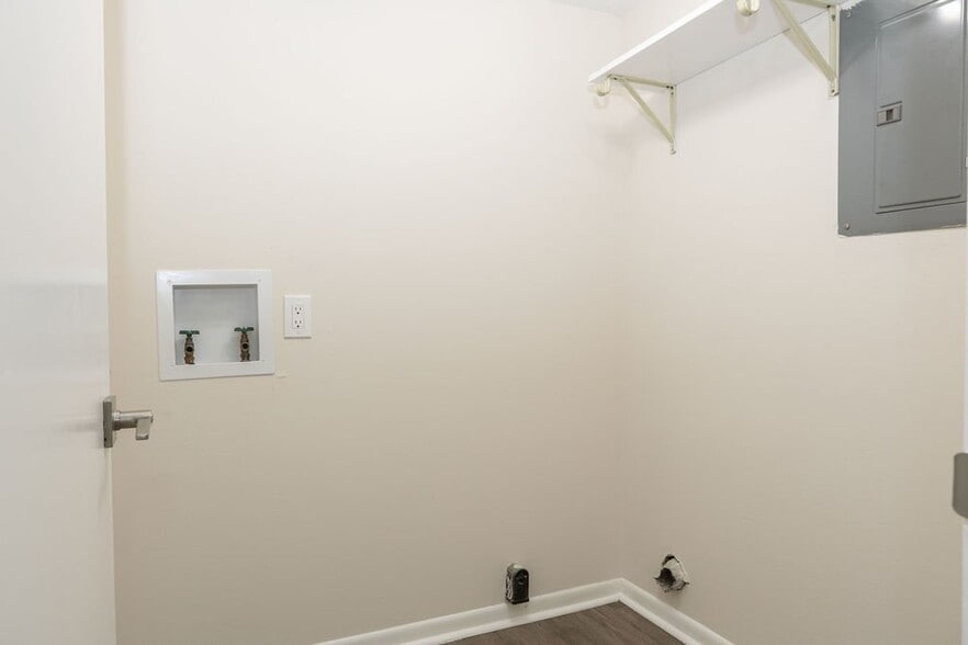 Building Photo - 107 Hampton Dr