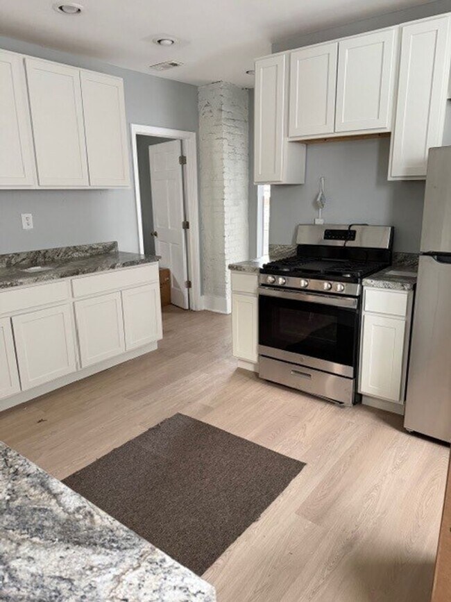 Building Photo - Newly Renovated 3-Bedroom Upper Duplex – Brand New Everything!