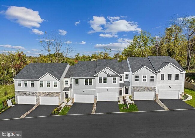 Building Photo - 8 Shamrock Cir