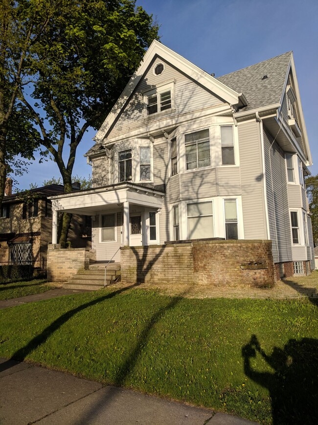 Building Photo - Downer upper house