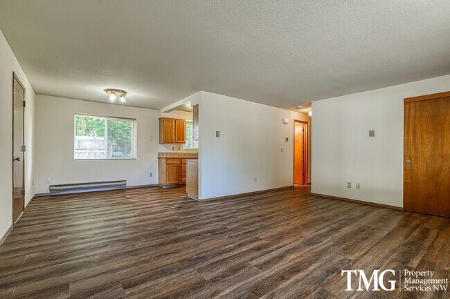 Building Photo - 2 Bedroom Duplex W/ attached garage in Was...