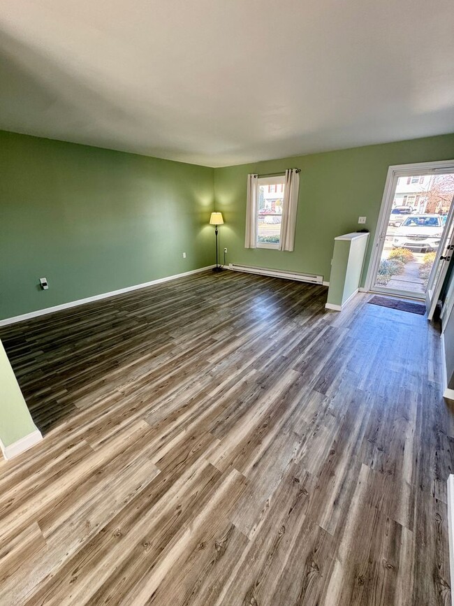 Building Photo - Beautifully Updated 3 Bedroom 1.5 Bath Tow...