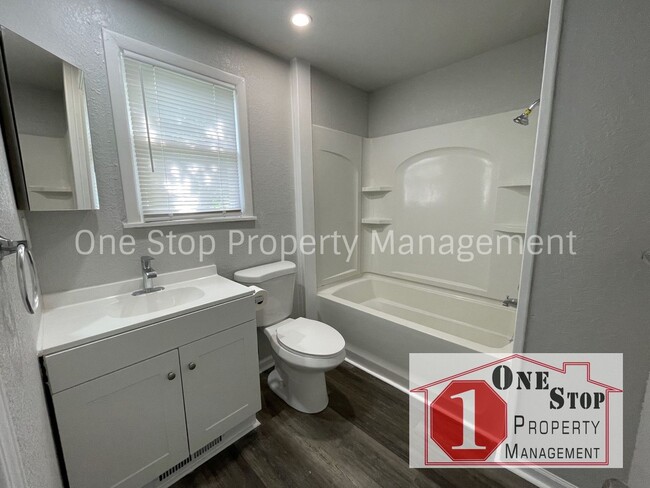 Building Photo - Adorable  Remodeled 3 Bedroom 2 Bathroom C...