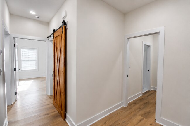 Building Photo - 511 Creekview Ln