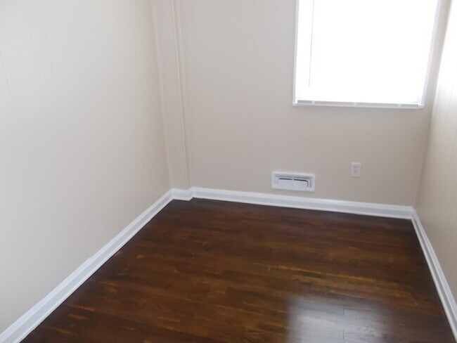 Building Photo - 3221 Wallford Dr