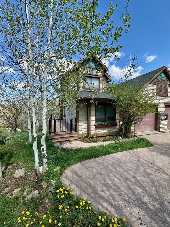 Building Photo - 4BD Duplex - Premium Location, Lots of Space, Nice Finishes