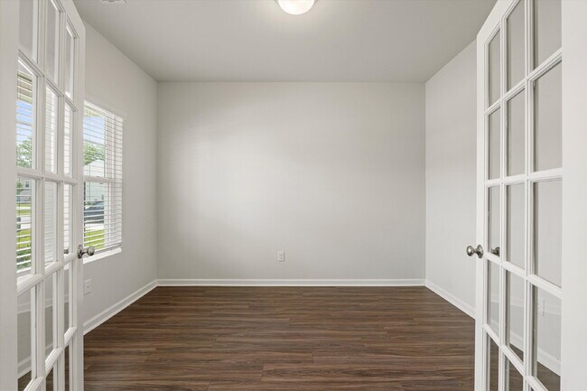 Building Photo - 4 Bedroom, 2.5 baths, with a 2 car garage located in Shell Point Farm.