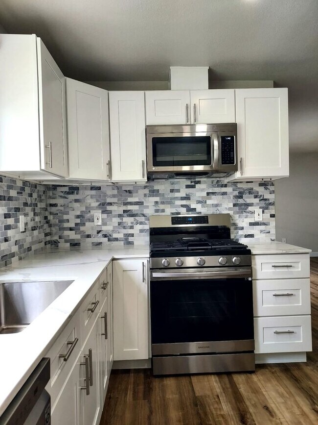 Building Photo - 2 Story Remodeled Single-Family Home in Po...