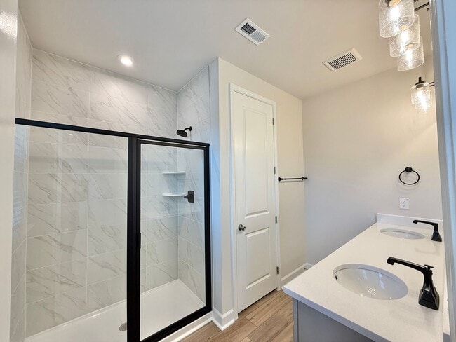 Building Photo - **OFFERING RENT PROMOTION FOR FIRST 6 MONT...