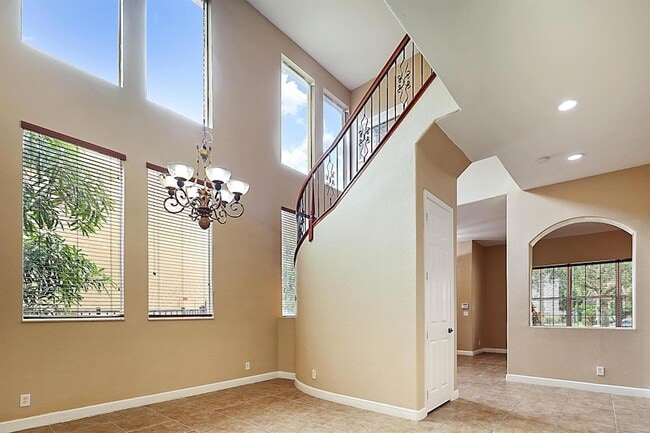 Building Photo - 748 Cresta Cir