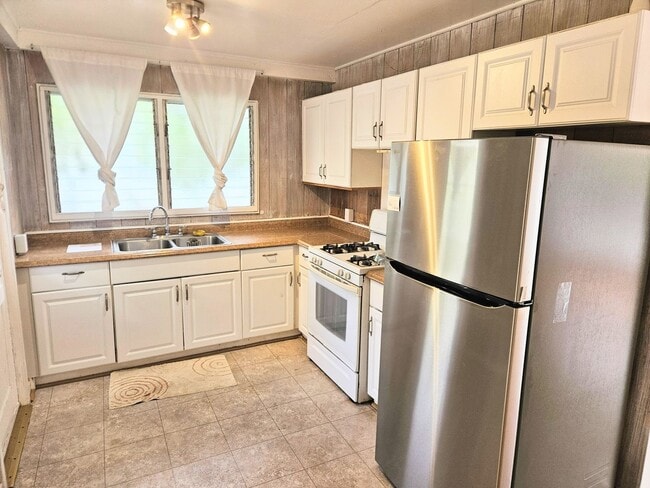 Building Photo - Lower Nuuanu 3 Bedroom 1.5 Bathroom Single...