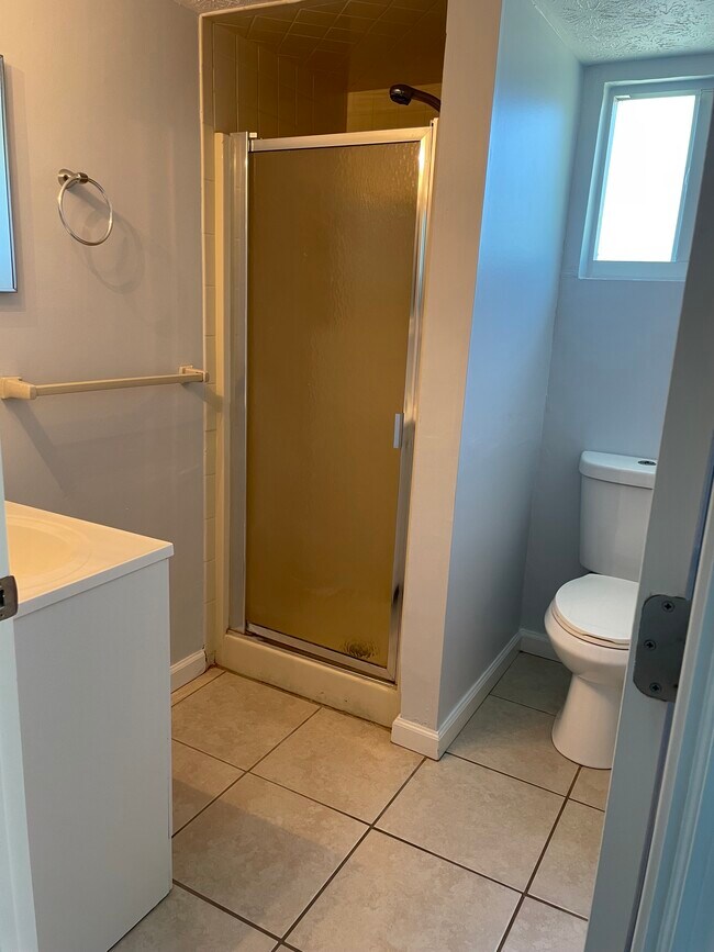 With ensuite bathroom - 7669 SE James St