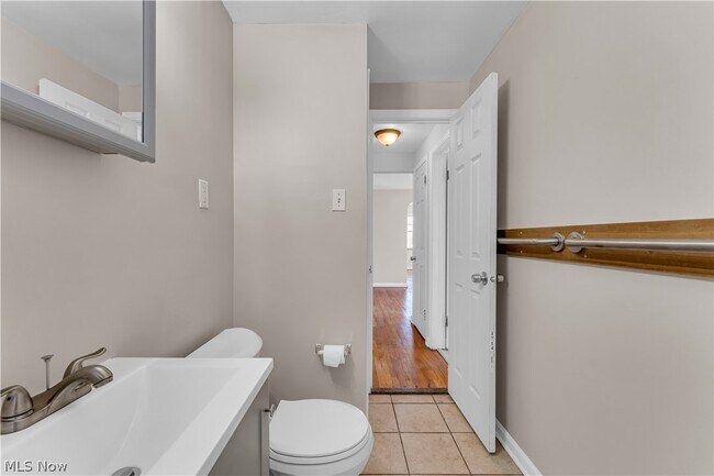 Building Photo - 494 E 222nd St
