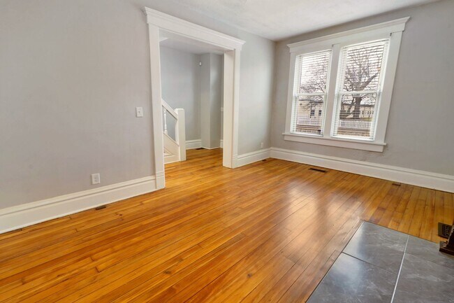 Building Photo - 916-918-918 Harrison Ave