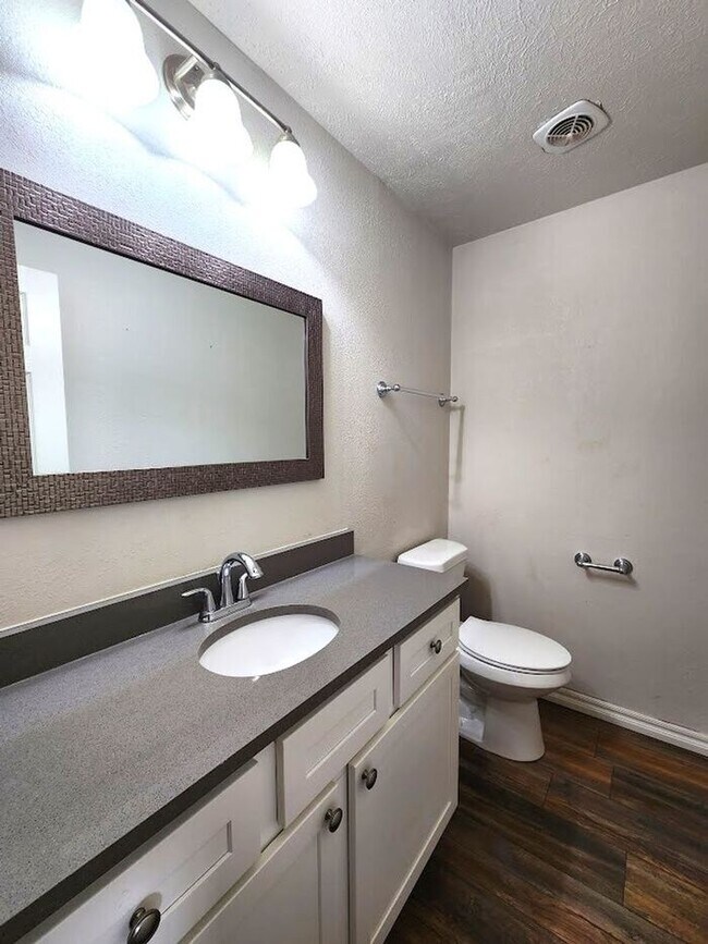 Building Photo - 4 Bed 2.5 Bath 2 Car Garage in Camelot Addition NW OKC