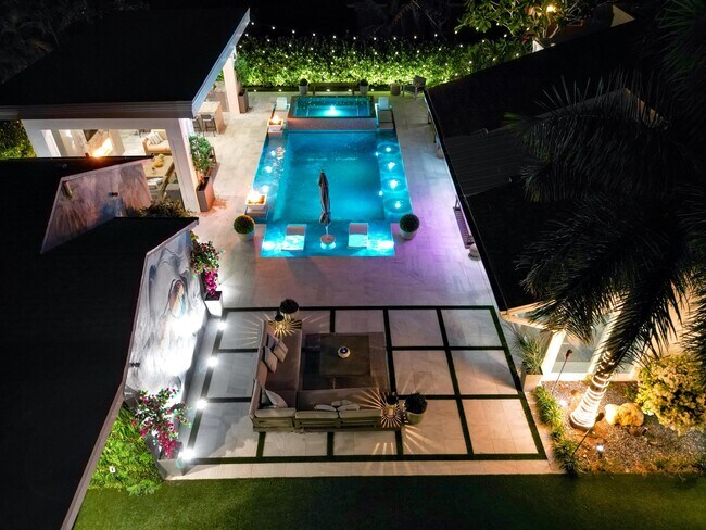 Building Photo - 2210 NE 3rd Ave