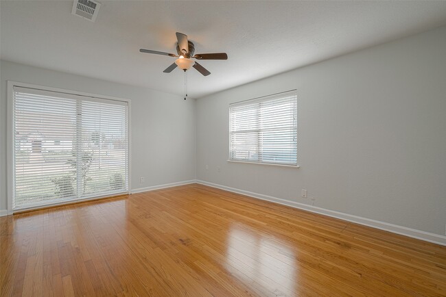 Building Photo - 4923 Poinciana Dr