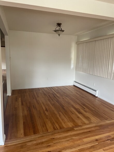Dining room area - 318 Kennedy Dr