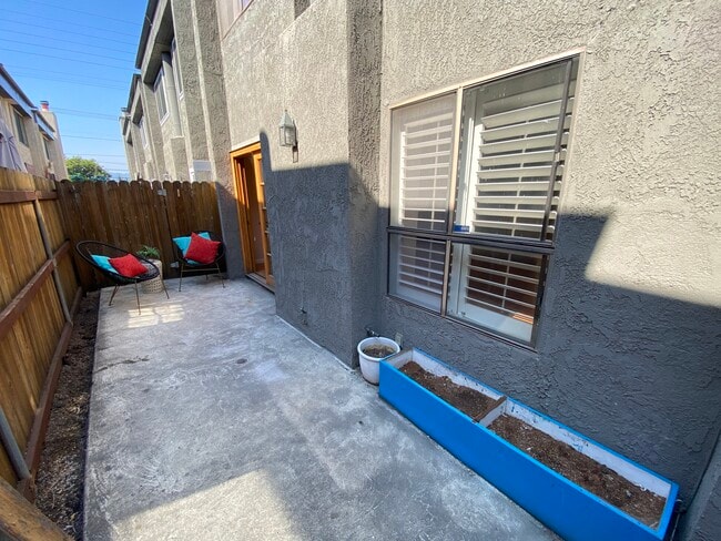 Outdoor patio - 2022 Delaware Ave