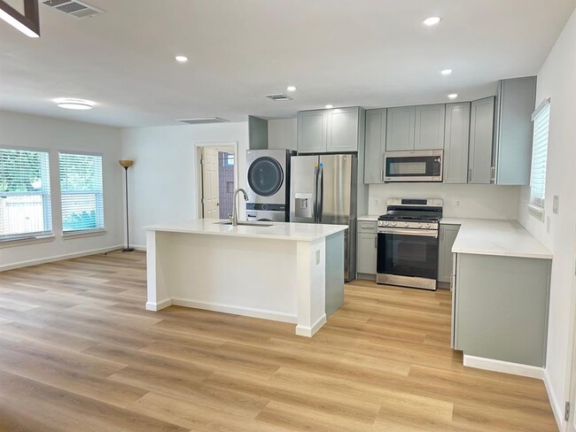Building Photo - 2902 Spring Cir