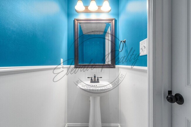 Building Photo - Charming 3-Bedroom Home with Bonus Room, F...