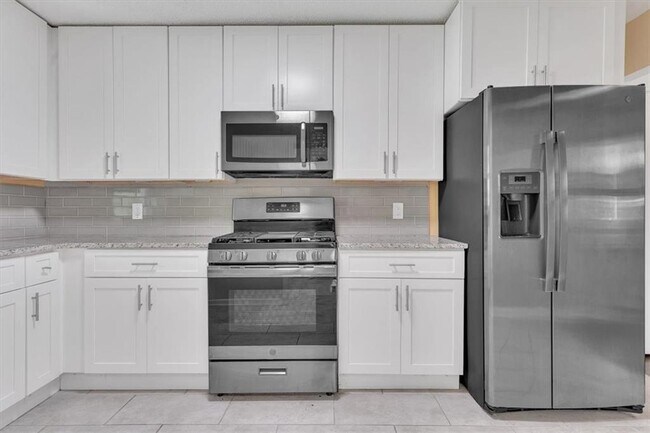 Building Photo - 2473 Harwood Dr
