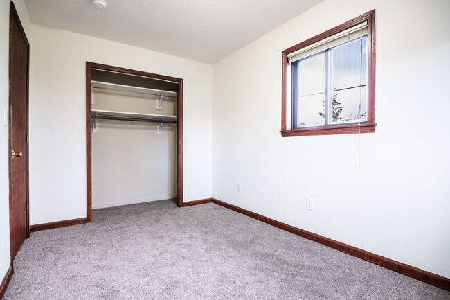 Building Photo - HALF OFF FIRST MONTH - Large 3BR PLUS Bonu...