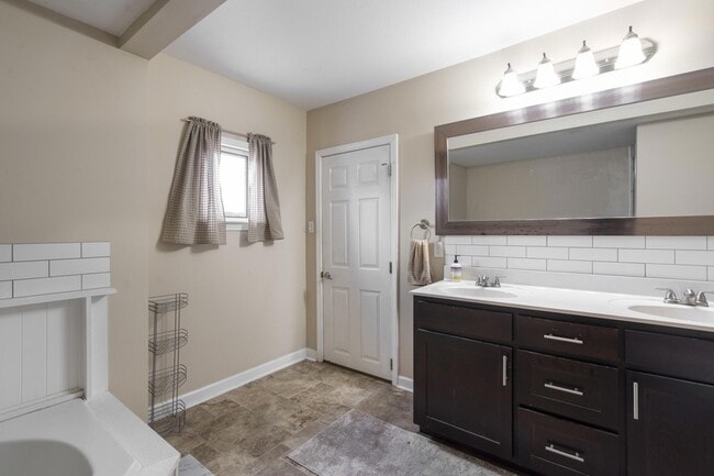 Building Photo - 6627 Hilton Dr
