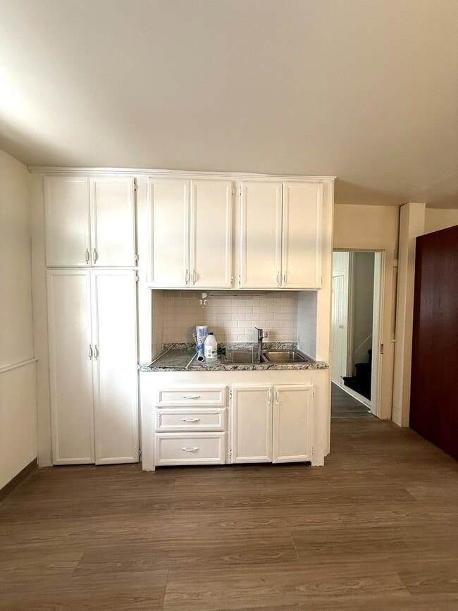 Building Photo - 704 W Main St