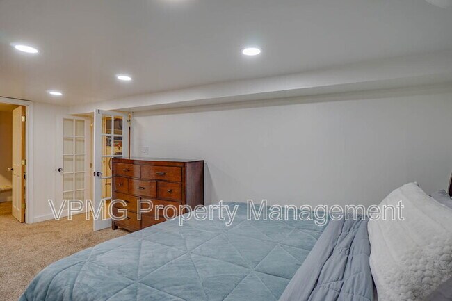 Building Photo - 116 E 35th St