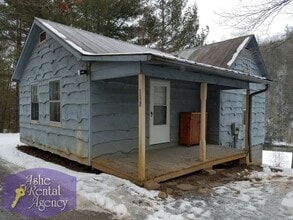 Building Photo - Charming 2 Bedroom 1 Bathroom Cottage By the River