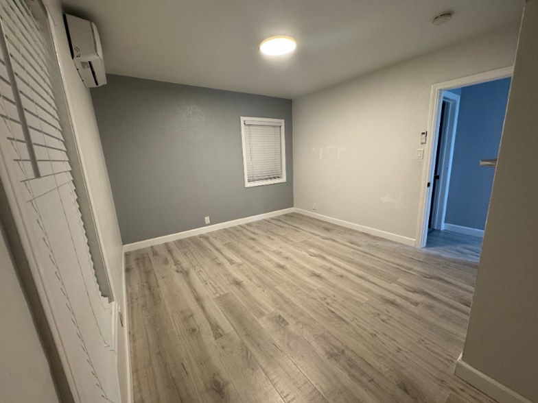 Building Photo - 1313 W 4th St