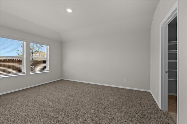 Building Photo - 552 Crestridge Dr N