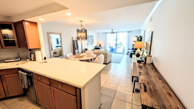 Building Photo - High end condo on waterfront downtown Sarasota!