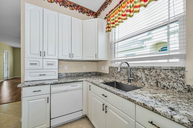 Building Photo - Beautifully Updated Villa