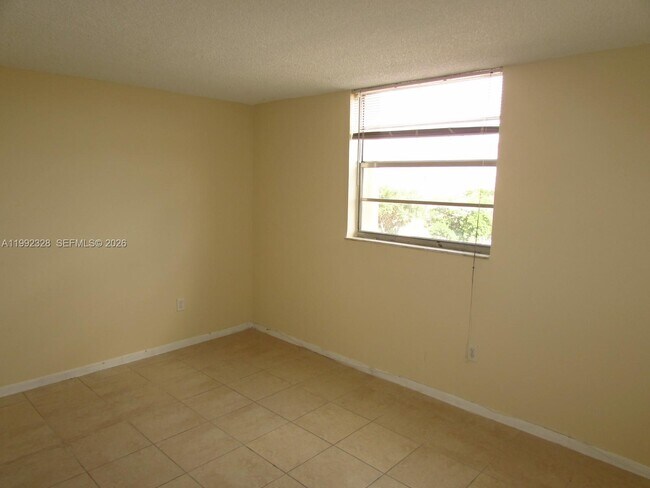 Building Photo - 10090 NW 80th Ct