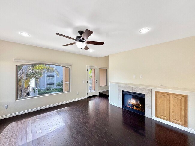 Building Photo - Stunning 4BD/3.5BA Townhouse in Pacific Be...